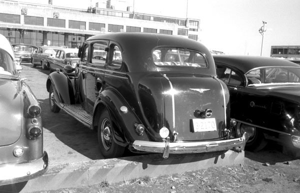 36-1b  (045-13)b 1936 Chrysler DeLuxe Eight.jpg